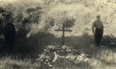 811805 Afbeelding van de wake bij een houten kruis, vermoedelijk, tijdens de eerste herdenkingsplechtigheid voor de ...